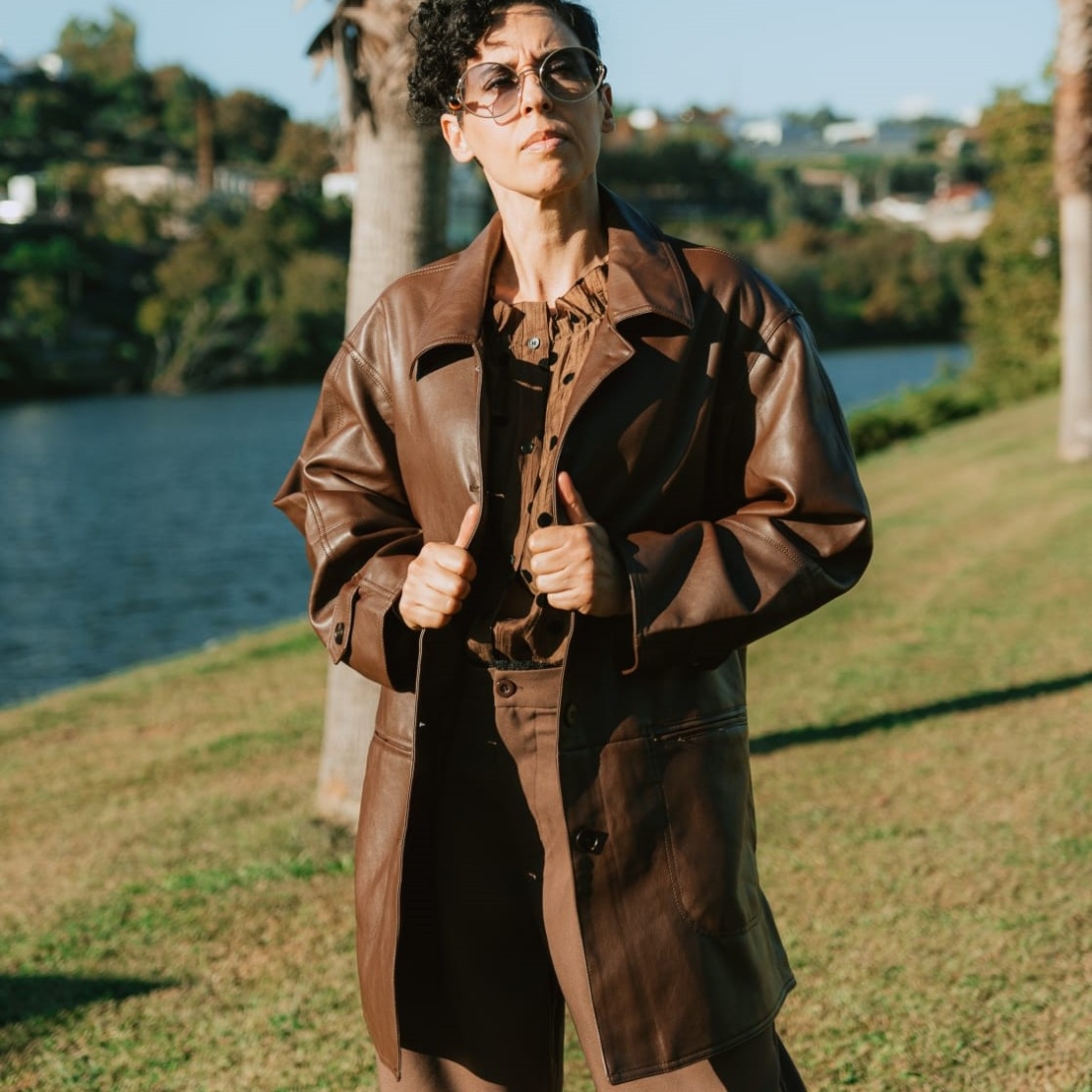 Casaca em ecopele oversize, castanha