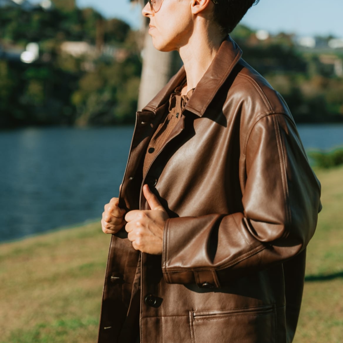 Casaca em ecopele oversize, castanha