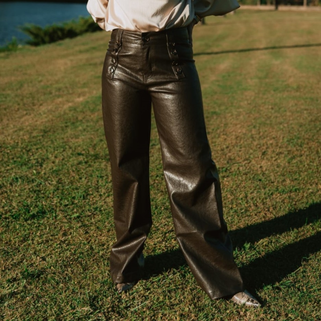 Calça em ecopele