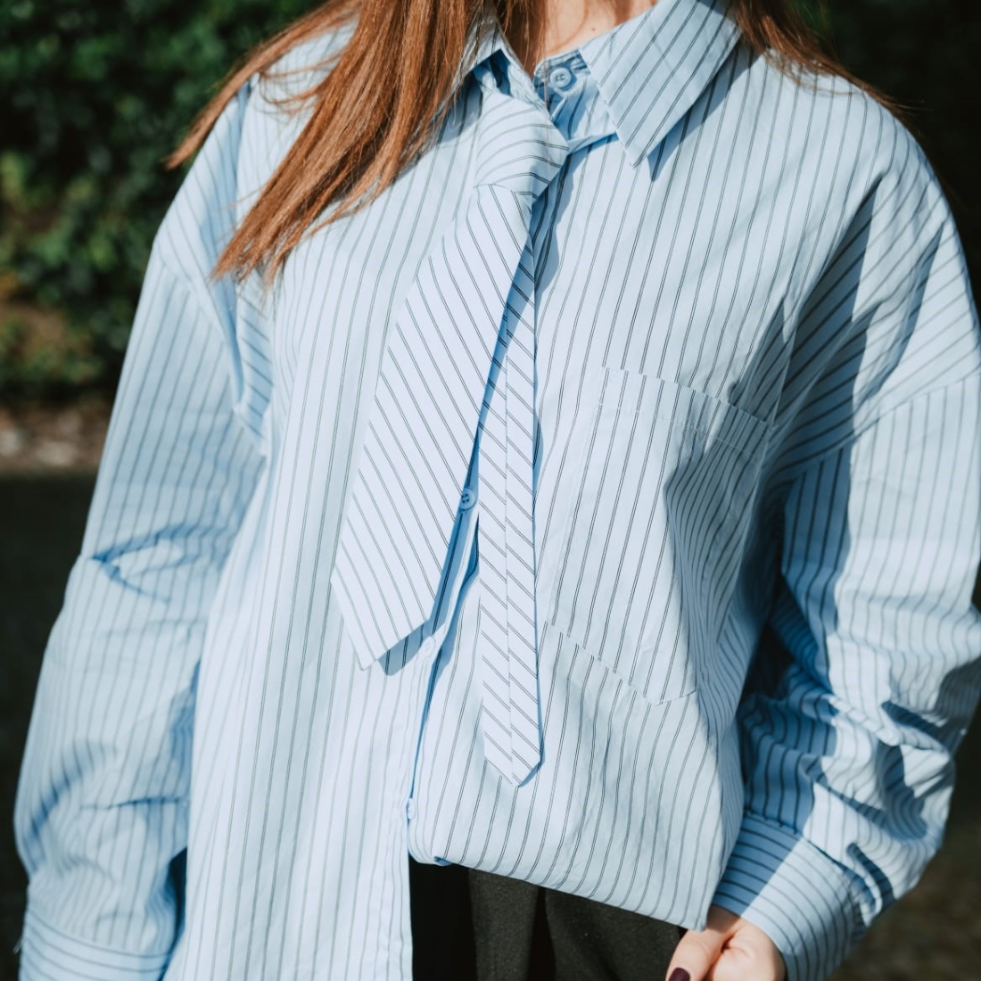 Camisa azul com gravata