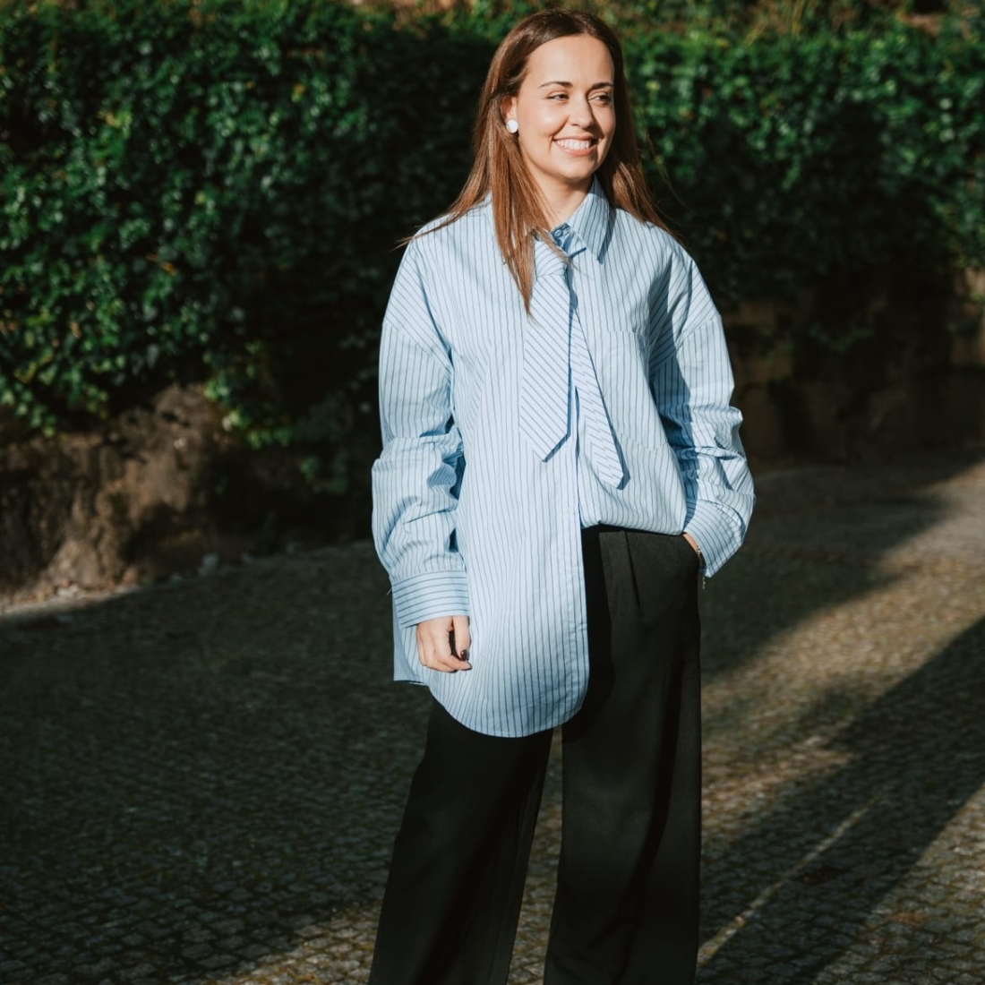 Camisa azul com gravata