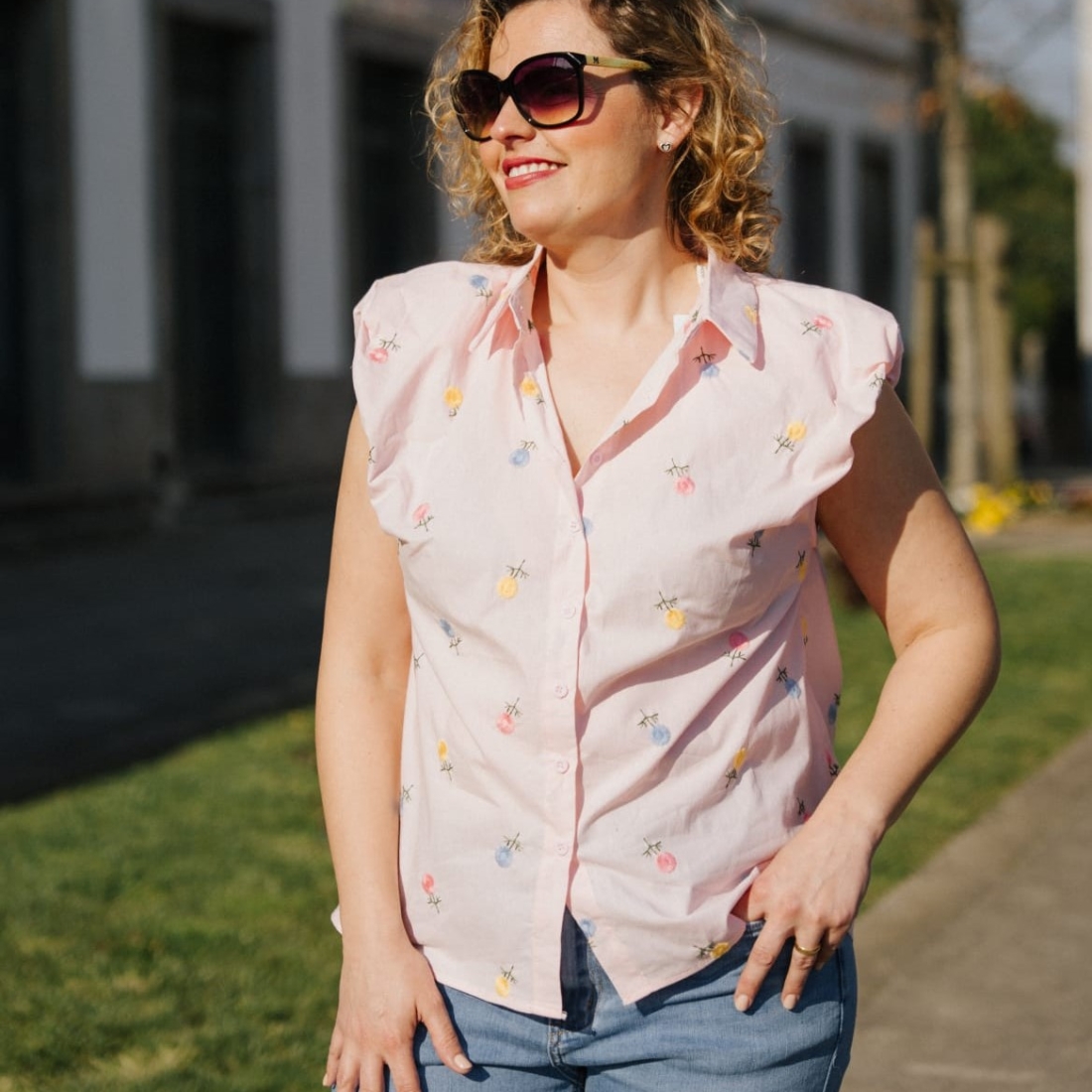 Camisa em algodão com flores bordadas