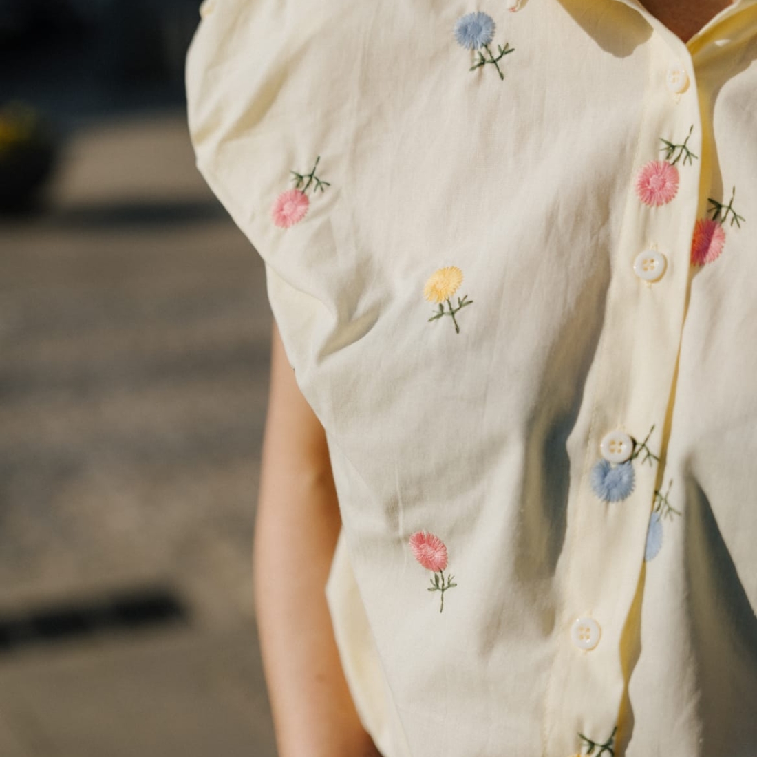 Camisa em algodão com flores bordadas