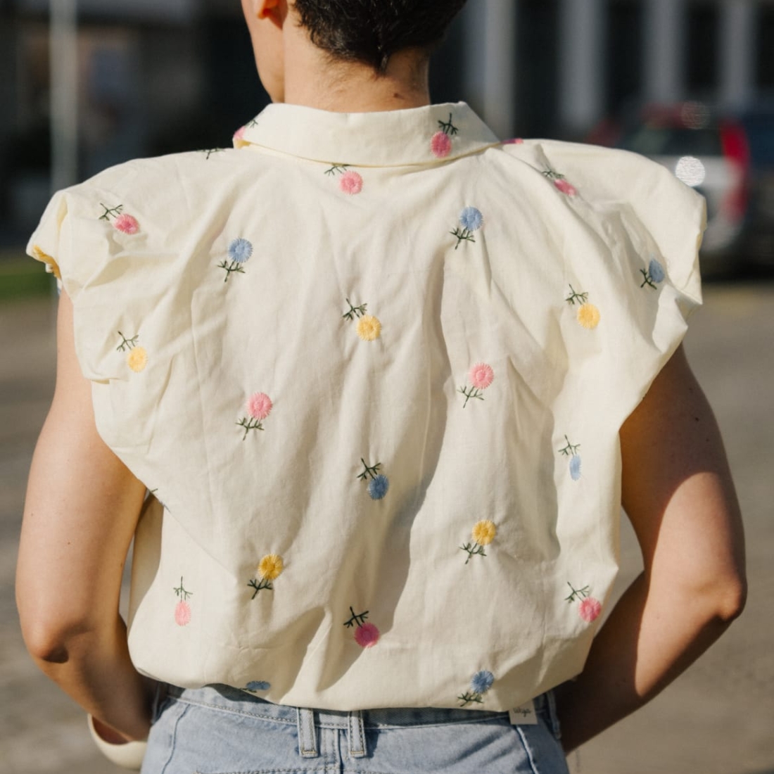 Camisa em algodão com flores bordadas