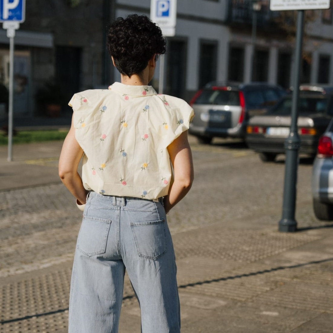 Camisa em algodão com flores bordadas