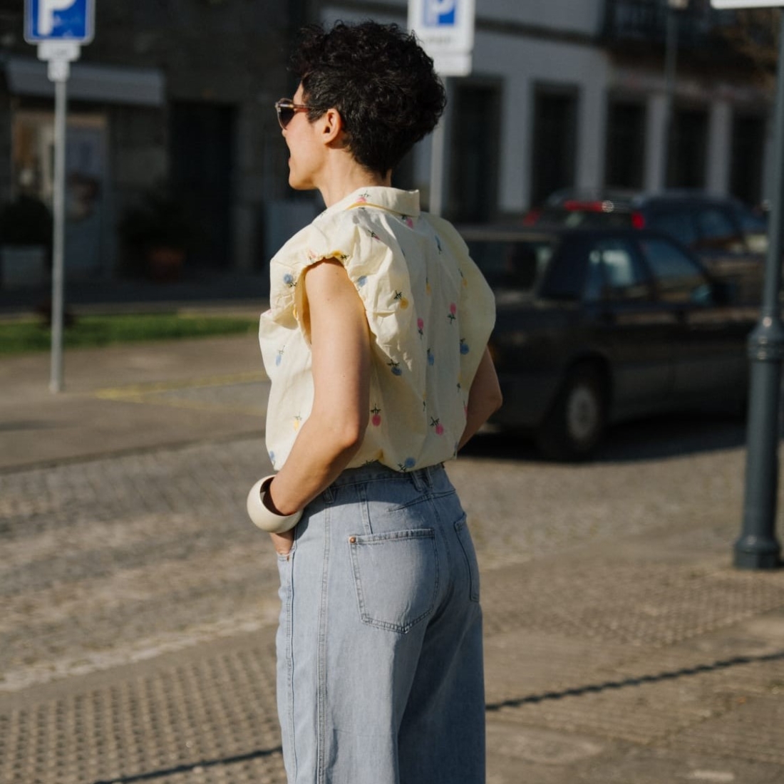 Camisa em algodão com flores bordadas