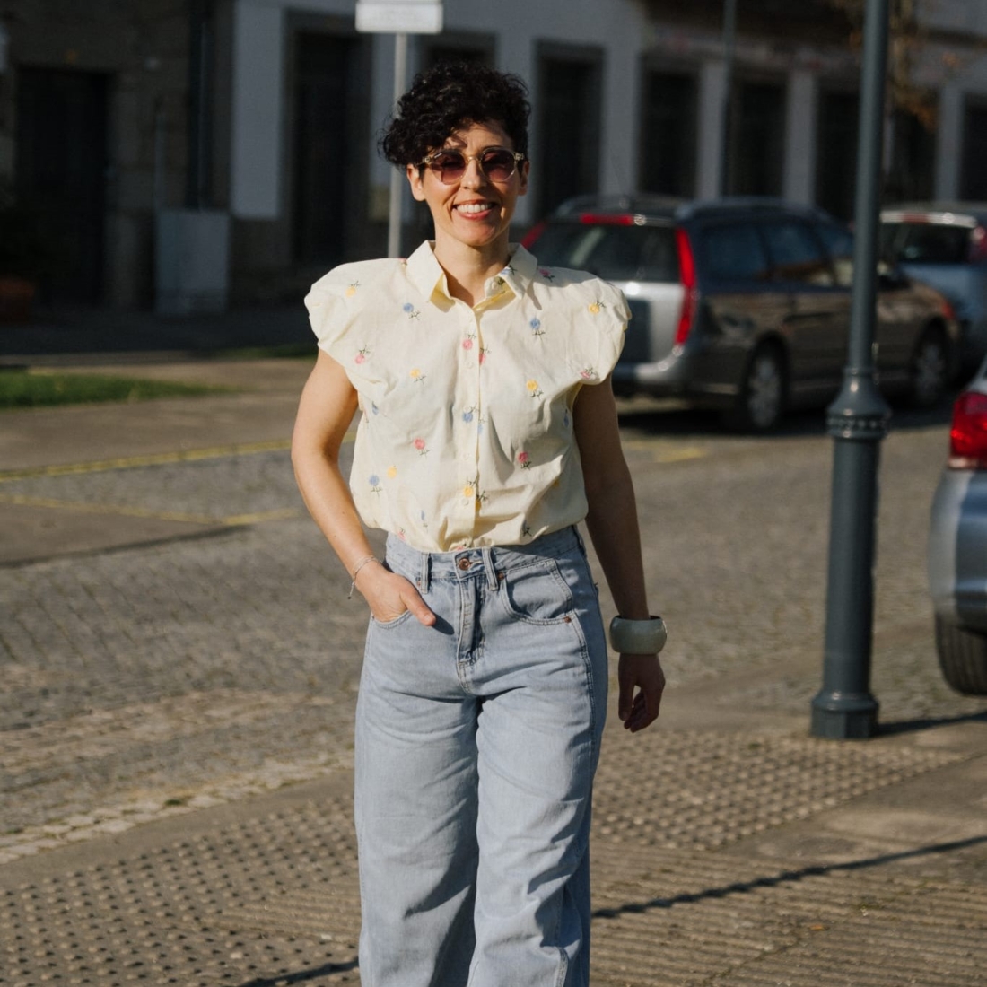 Camisa em algodão com flores bordadas