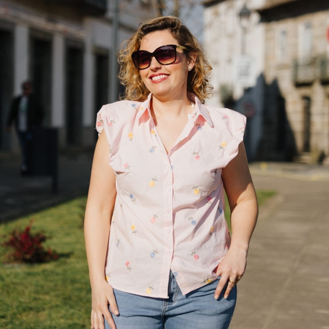 Camisa em algodão com flores bordadas