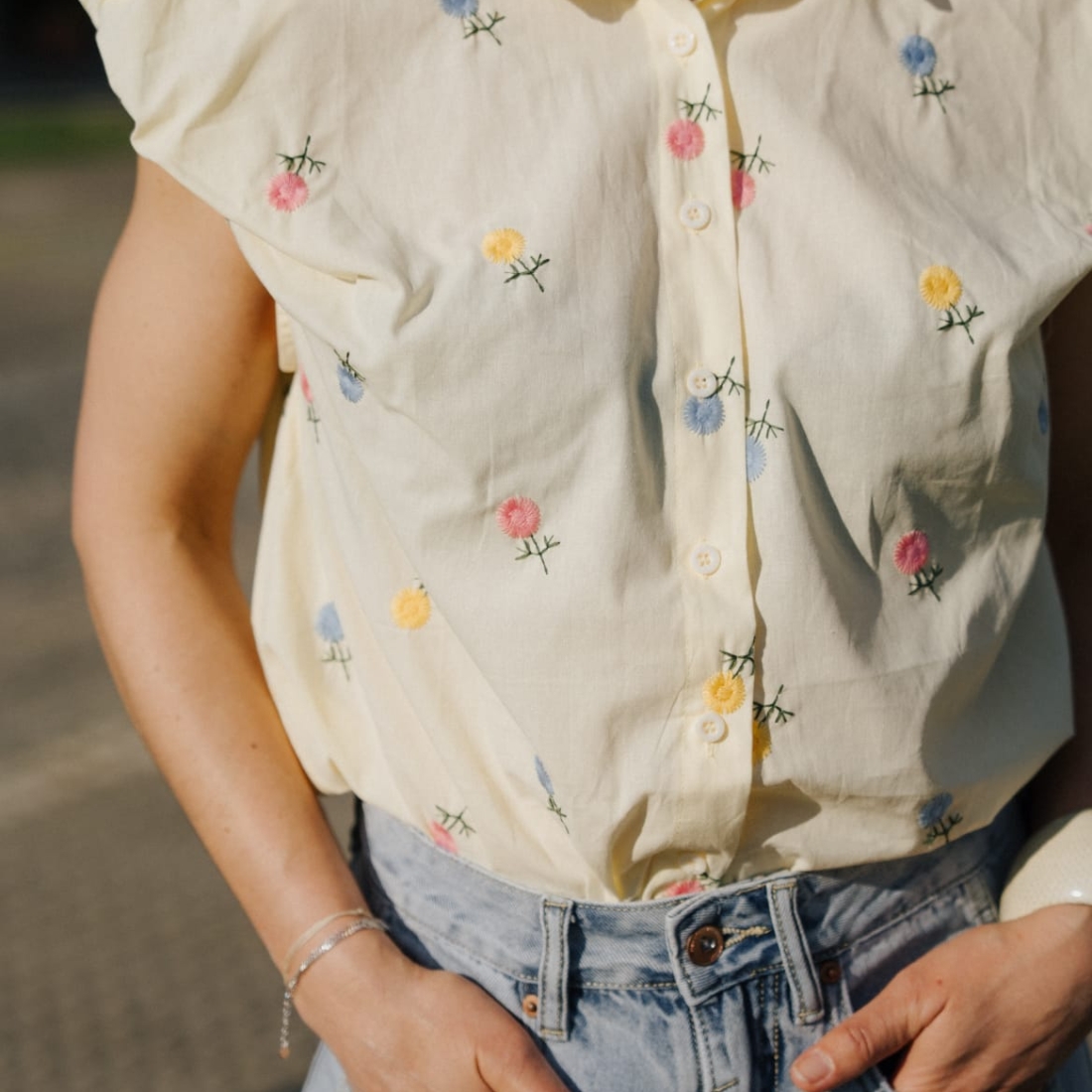 Camisa em algodão com flores bordadas