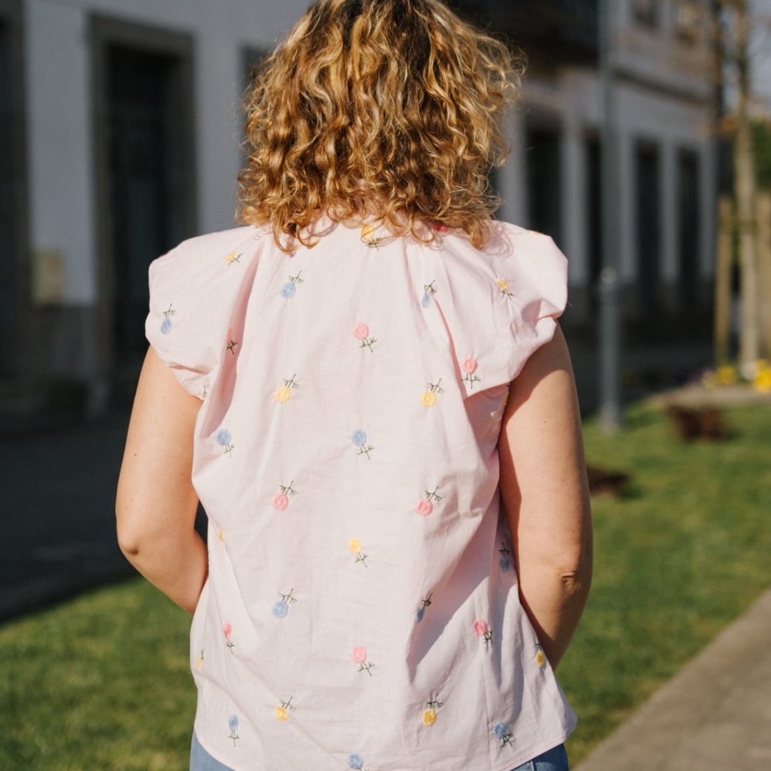 Camisa em algodão com flores bordadas